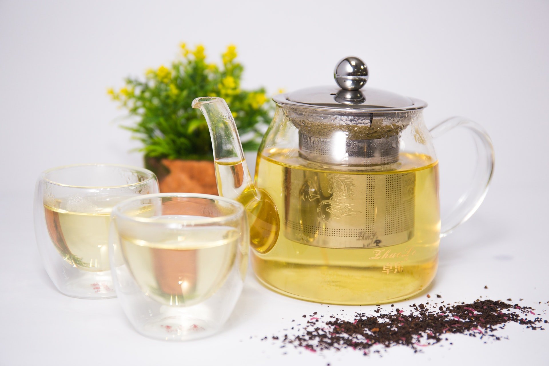 Bule de chá com xícara e vaso