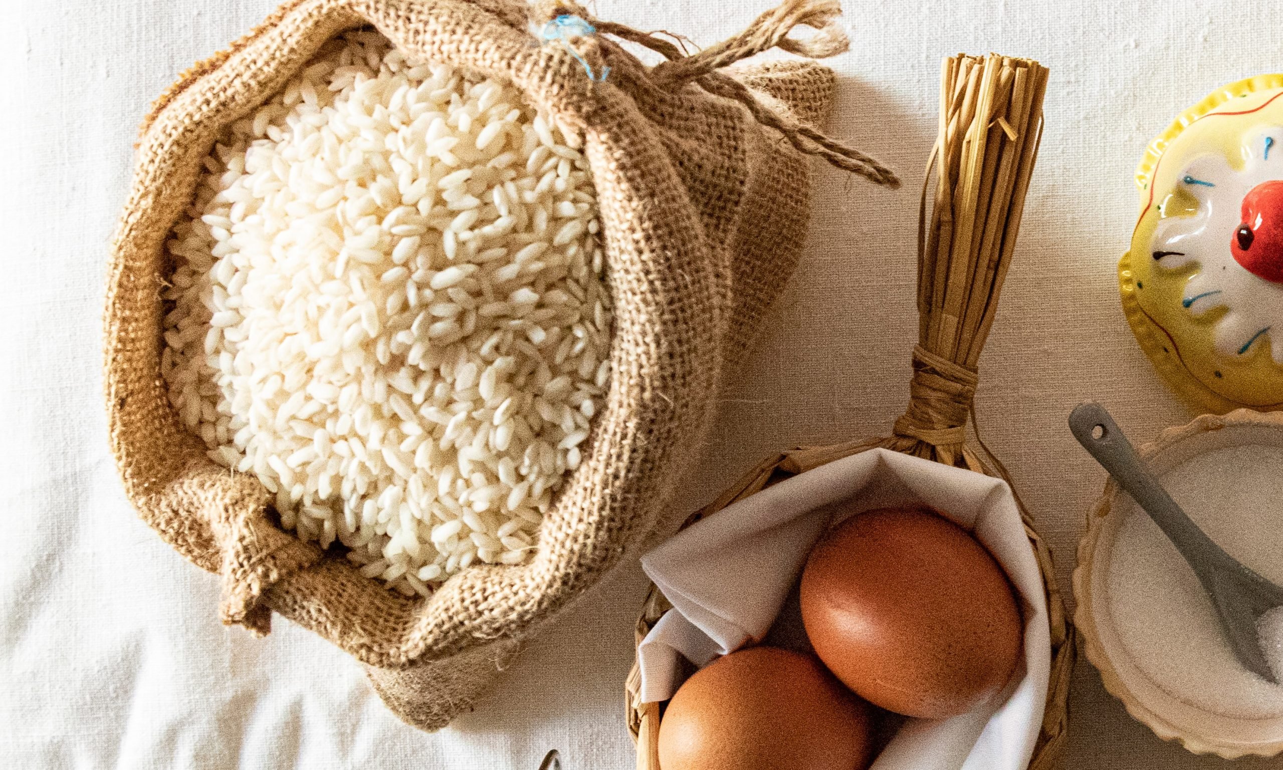 Arroz, ovos, sal. Que são alguns dos ingredientes da receita de bolinho de arroz simples