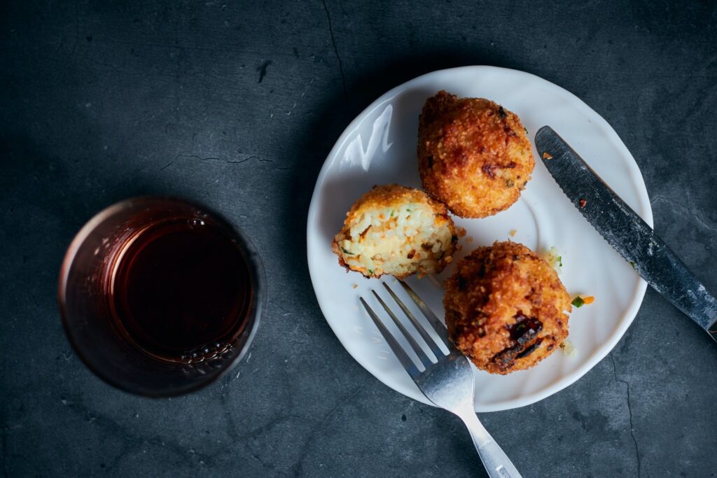 Bolinho de arroz no prato, de receita simples