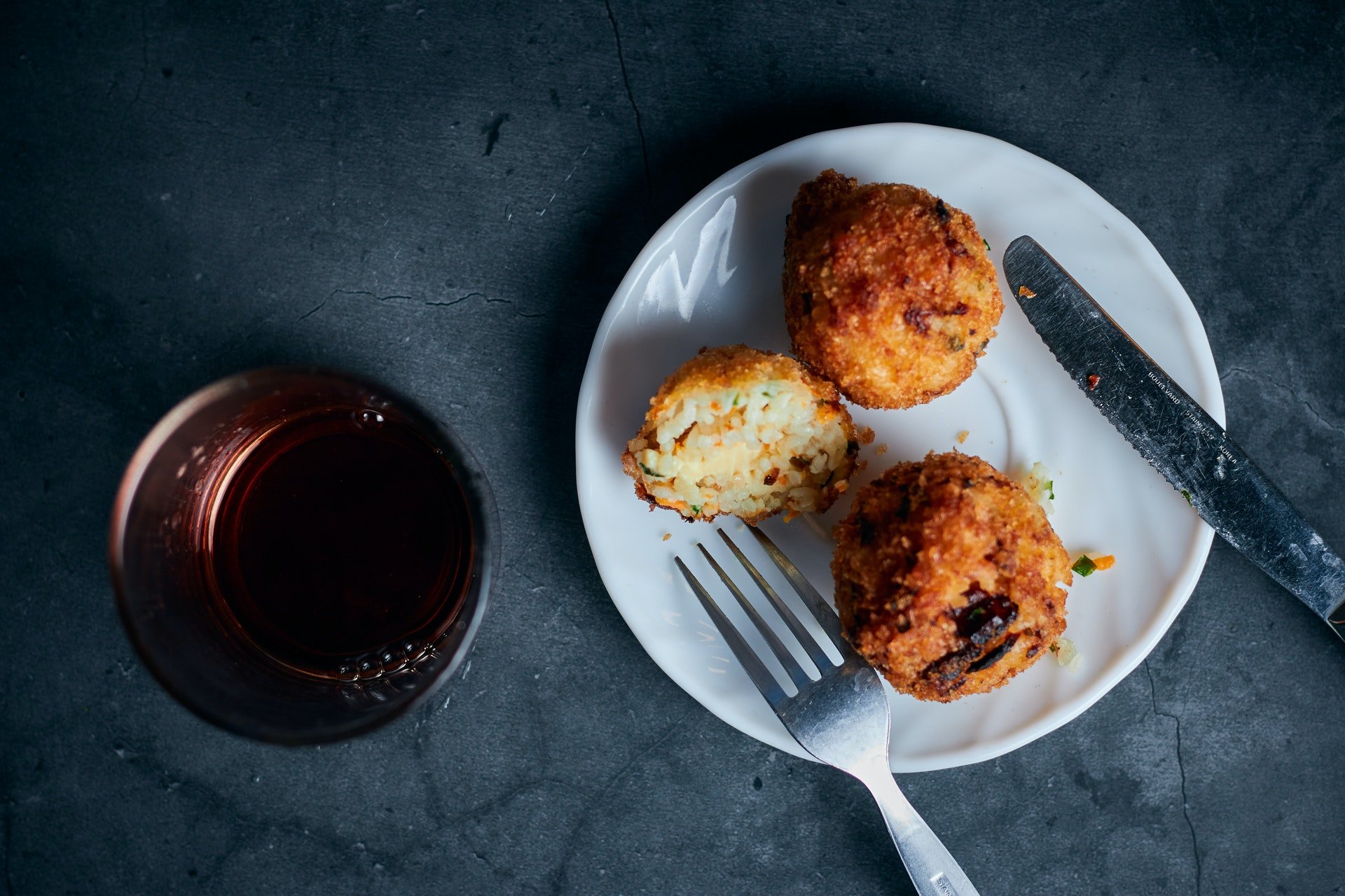 Bolinho de arroz no prato, de receita simples