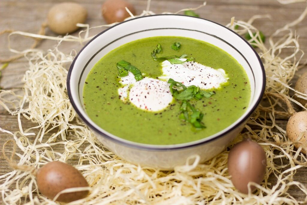 TiTigela com caldo verde, creme com decoração de ovos