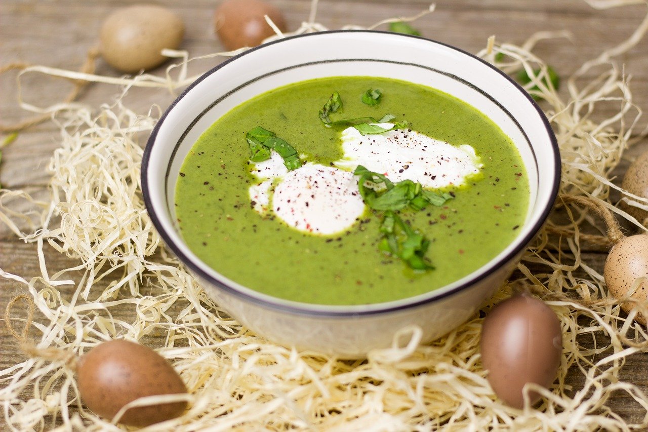 TiTigela com caldo verde, creme com decoração de ovos