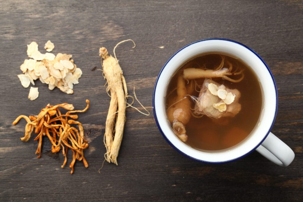 Chá de ginseng e ginseng seco