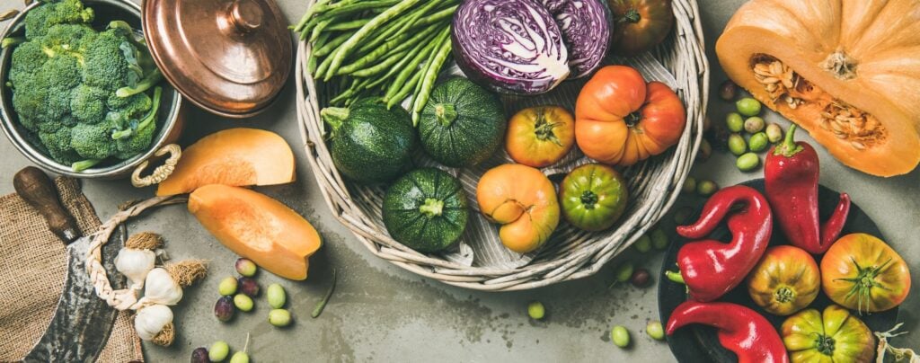 Verduras e legumes em cestas vista de cima