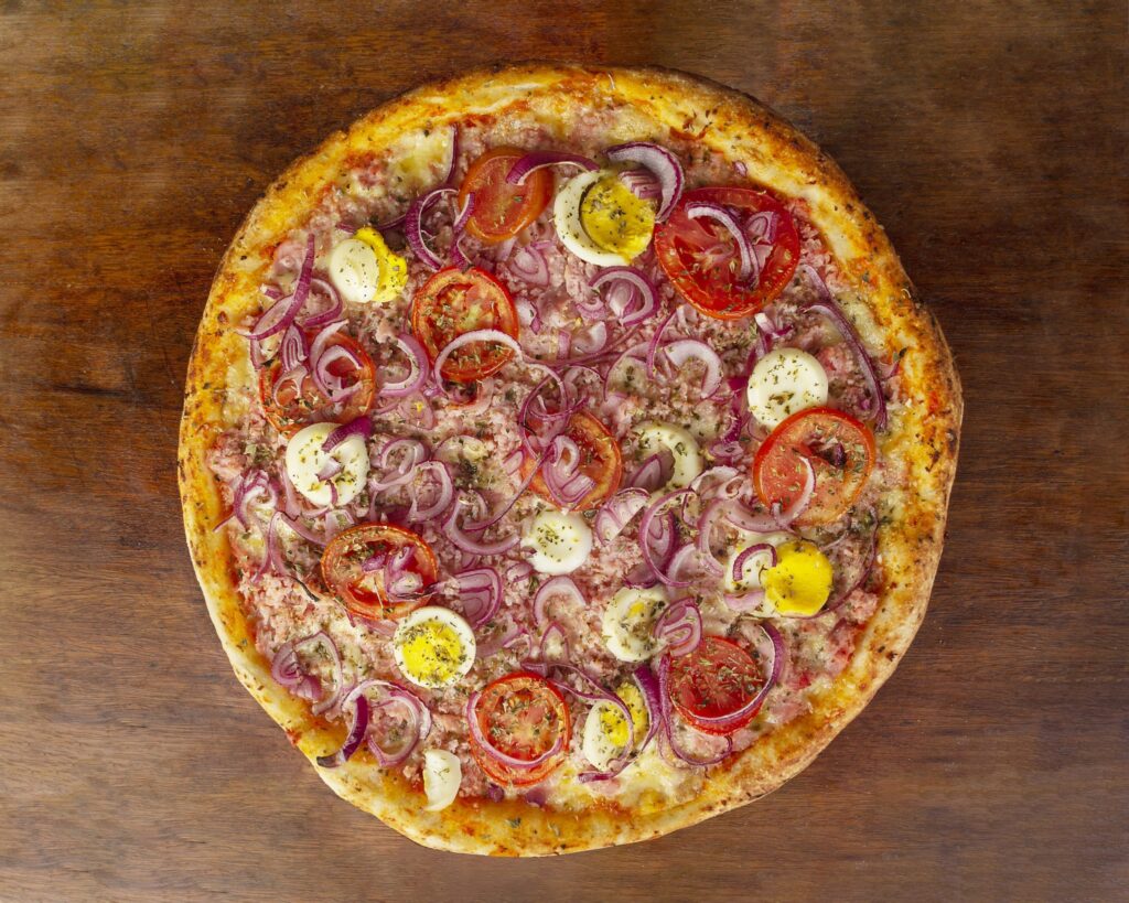 Pizza baiana com cebola, ovo e tomate, vista de cima