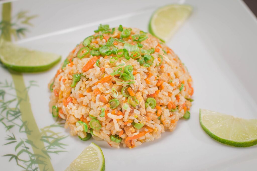 Prato de arroz yakimeshi com temperos e fatias de limão