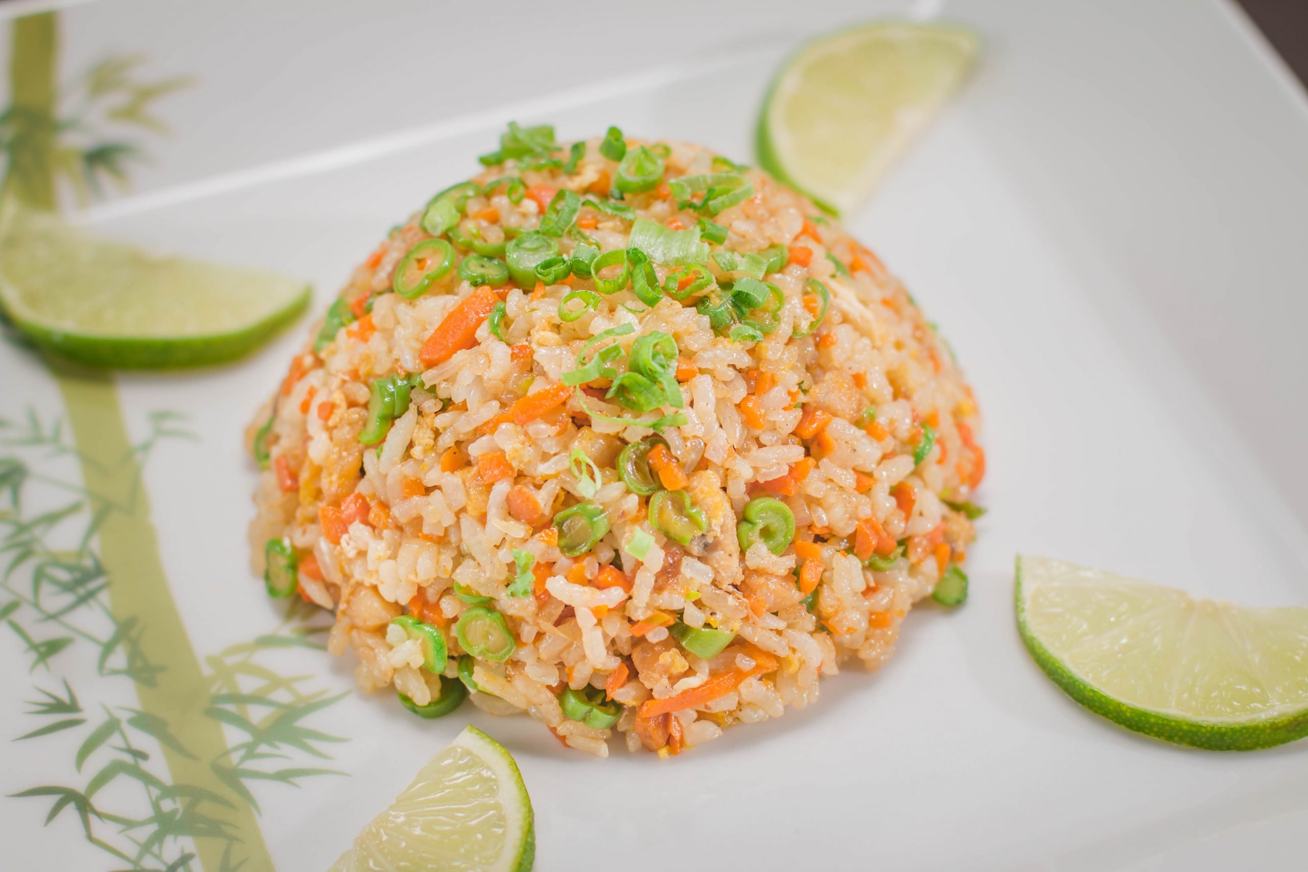 Prato de arroz yakimeshi com temperos e fatias de limão