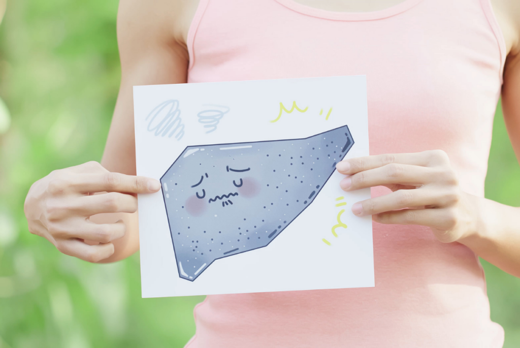 mulher segurando papel com fígado desenhado
