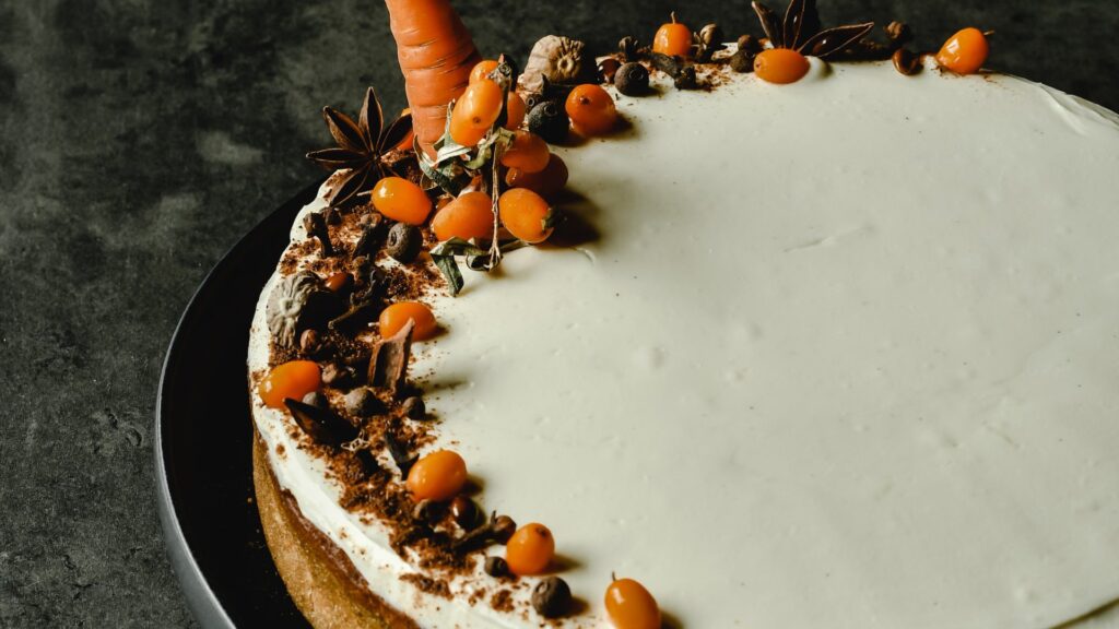 Bolo light com cenoura. E cobertura similar à de banana split, que é uma receita do Aplicativo Guia da Cozinha Light