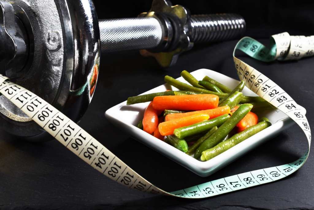 halter, legumes e fita métrica
