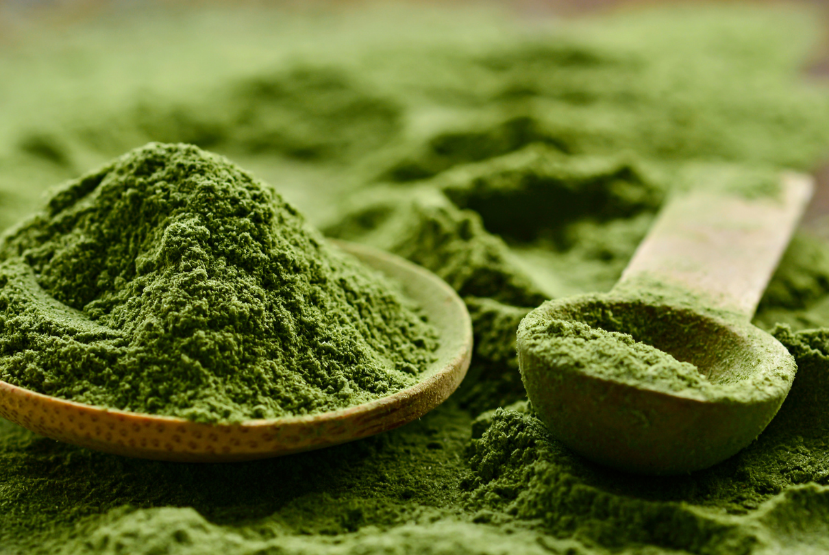 Cumbuca e colher com chlorella