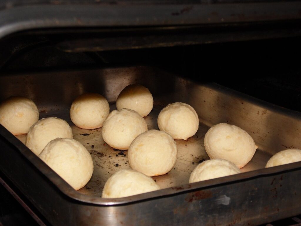 pão de queijo congelado no forno, dentro de forma retangular
