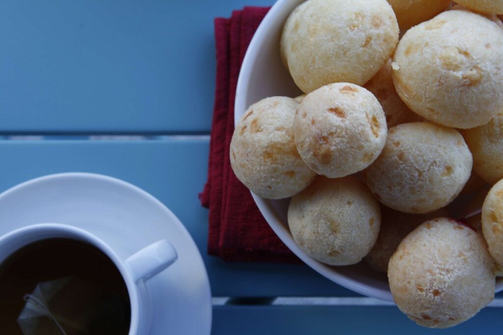 pães de queijo com café