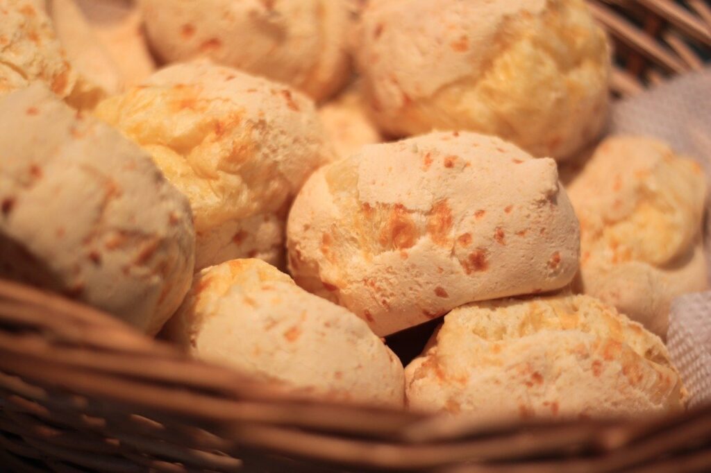 Cesta com pães de queijo