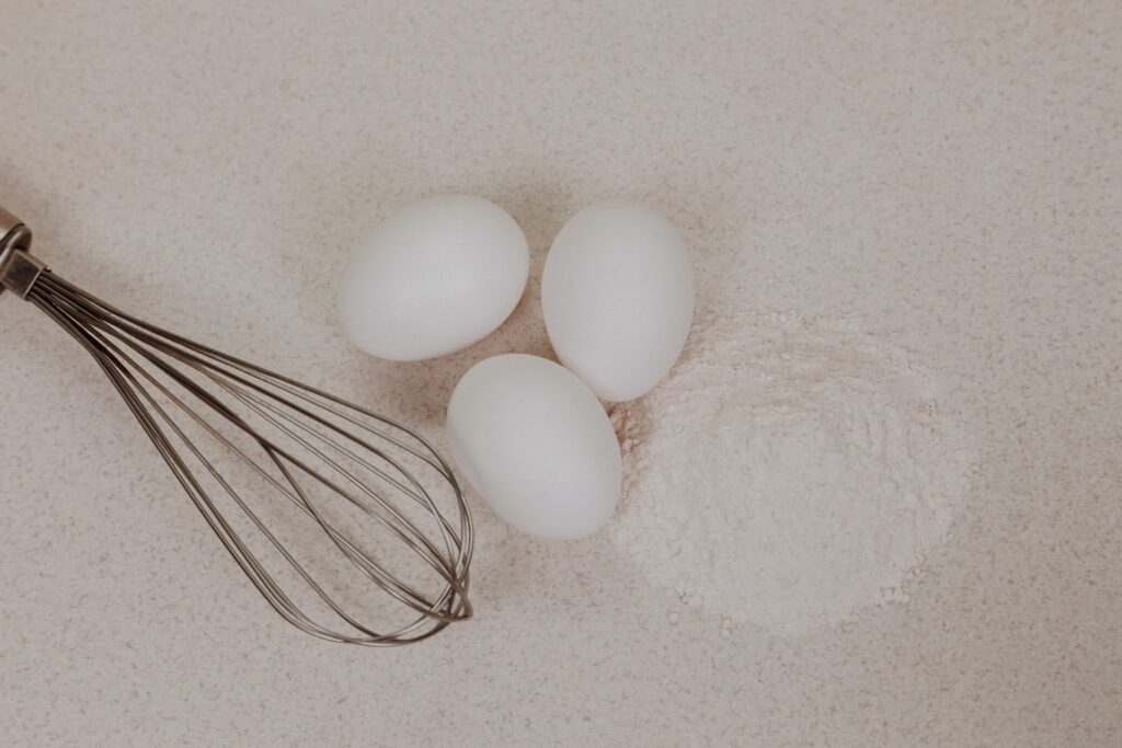 Fuê, ovos e farinha, comumente necessários para o confeitaria