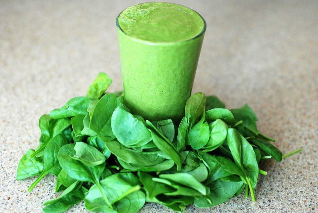 folhas ao redor de copo com suco verde