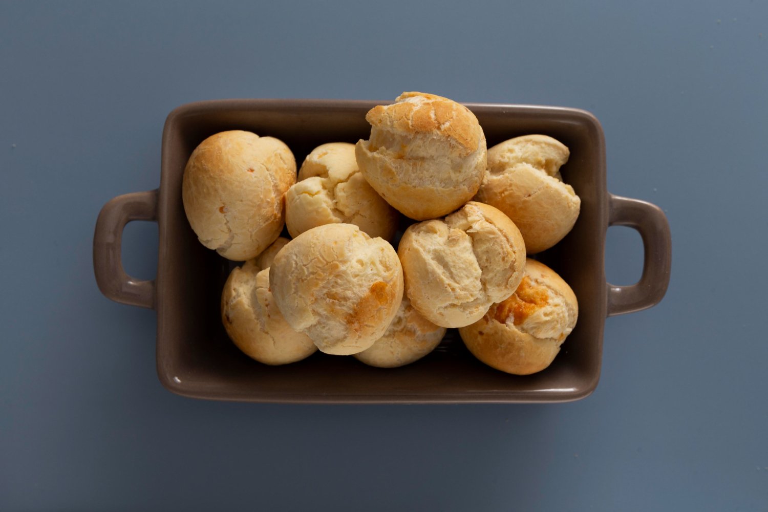Pães de queijo em recipiente