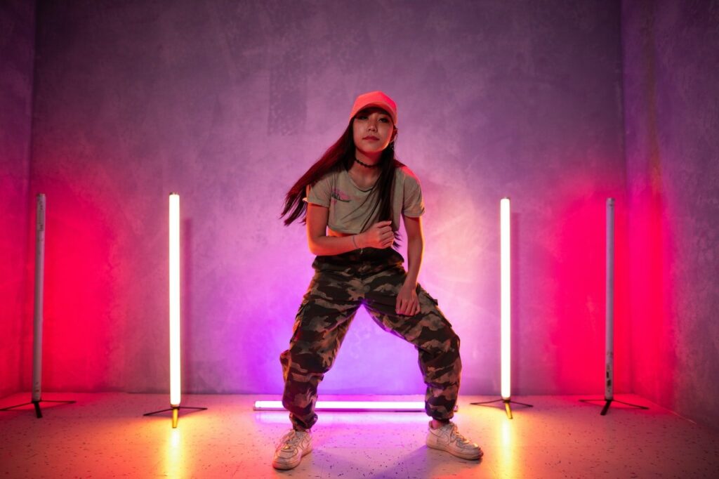 jovem mulher dançando com o Programa Playdance Fit