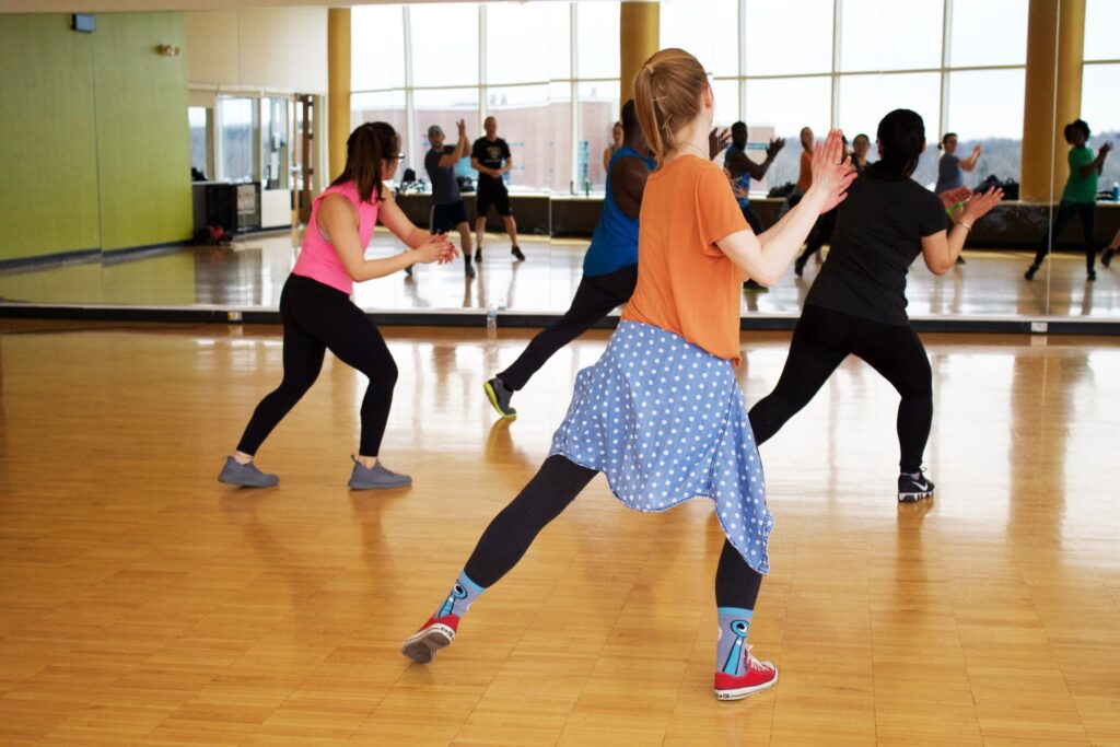 grupo de pessoas dançando para se exercitar como usado no Programa Playdance Fit