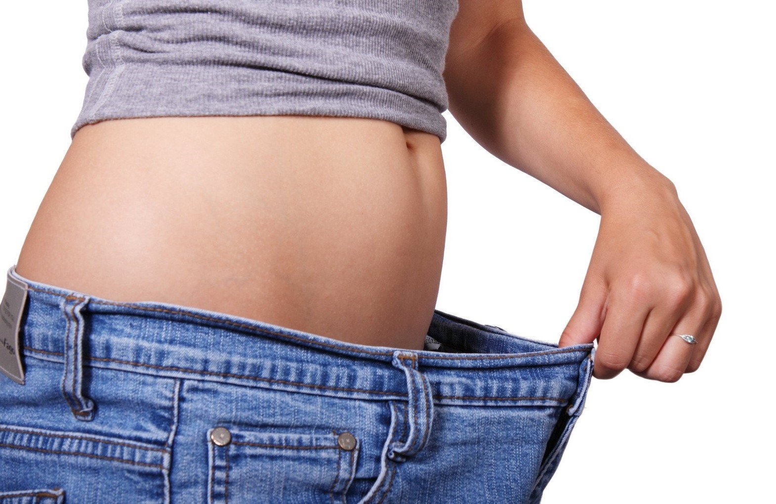 Calça jeans larga na cintura, indicando emagrecimento