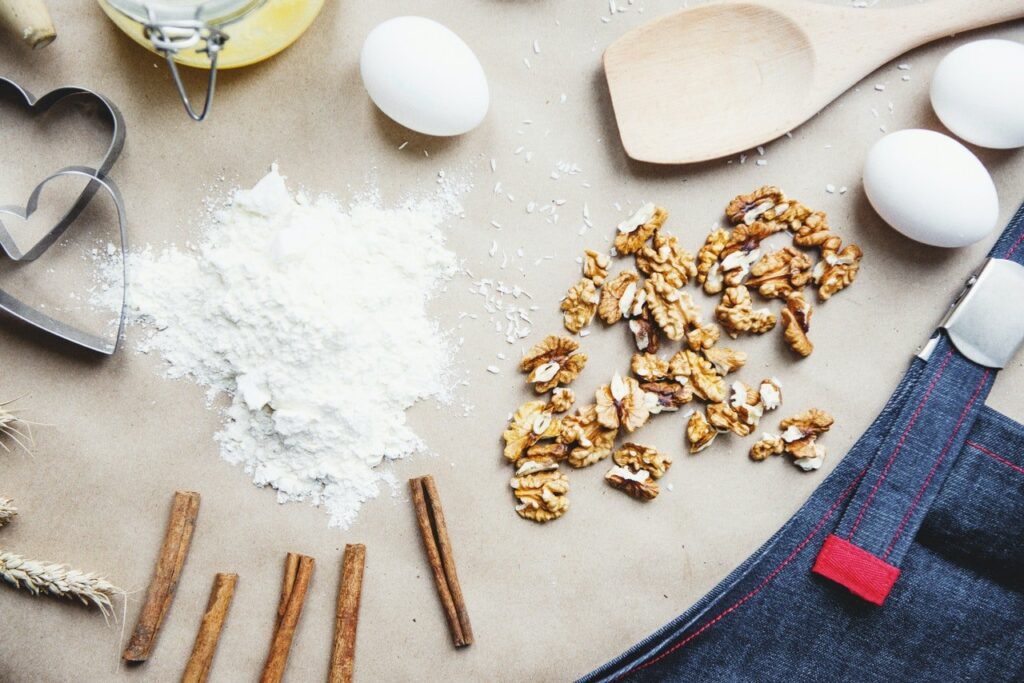 Ovo, quitosana, utensílios de cozinha em cima de mesa
