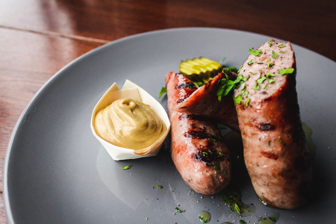 Receita de linguiça vegana de grão-de-bico acompanhando mostarda