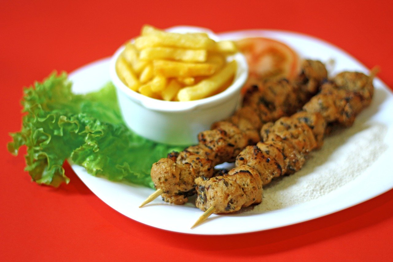 Receita de linguiça vegana de grão-de-bico acompanhando batata frita e alface