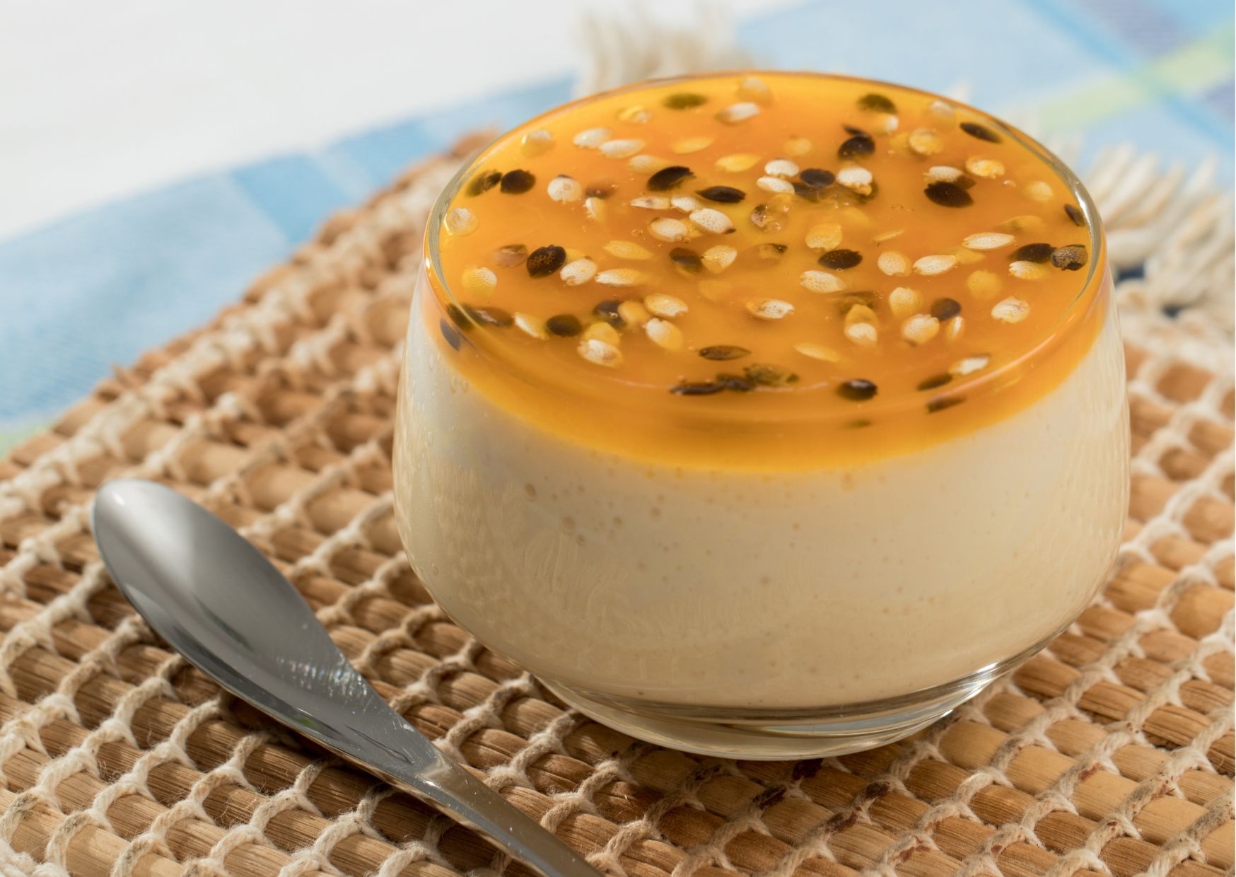Pote de mousse de maracujá com colher