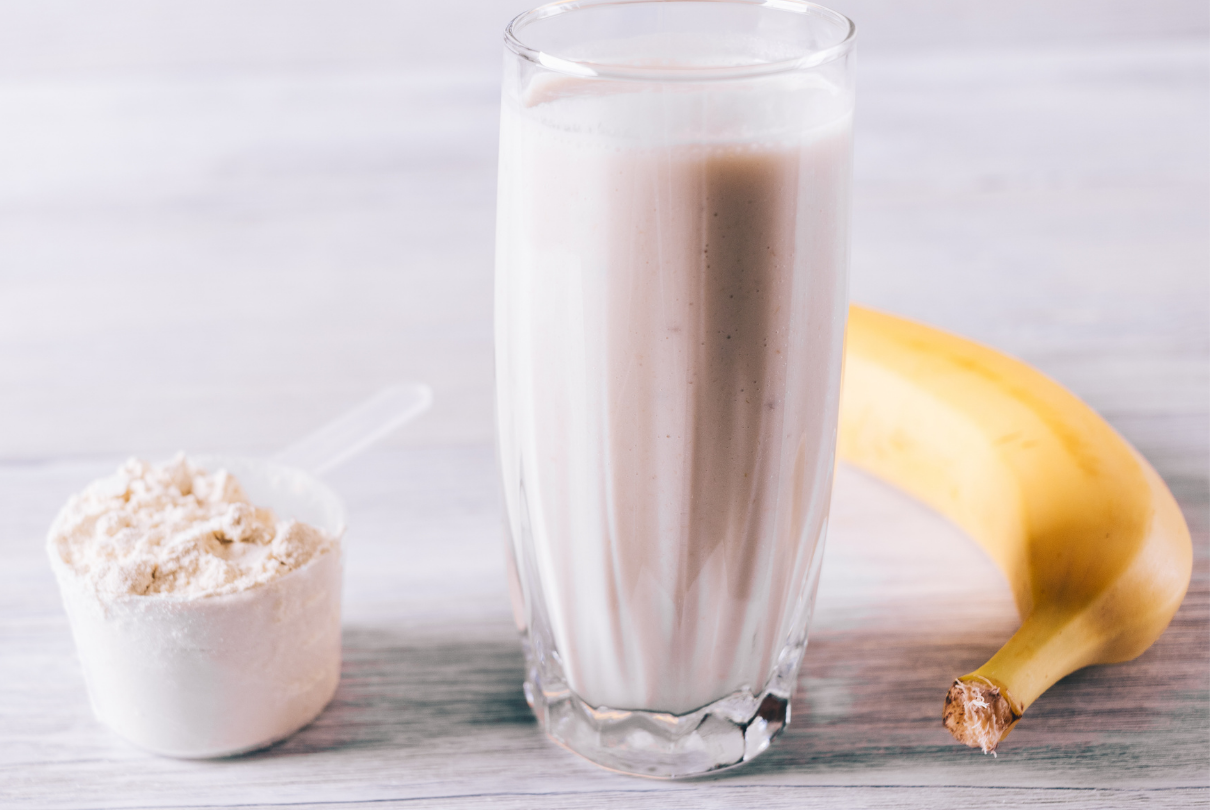 scoop de whey, copo e banana