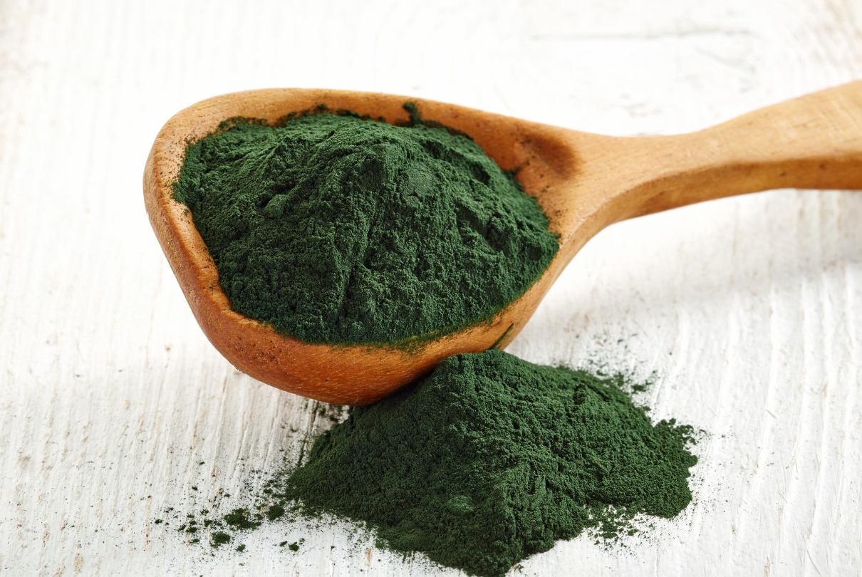 Colher e pó de spirulina