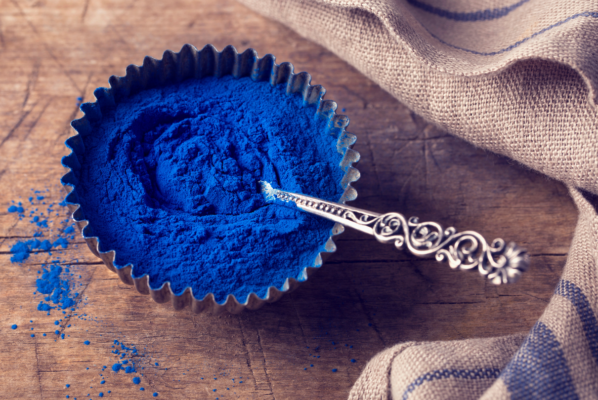 Pote com com colher e spirulina azul