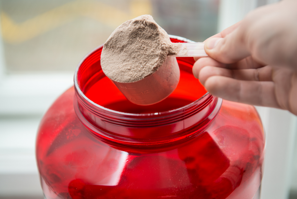 Pegando um scoop do whey do pote