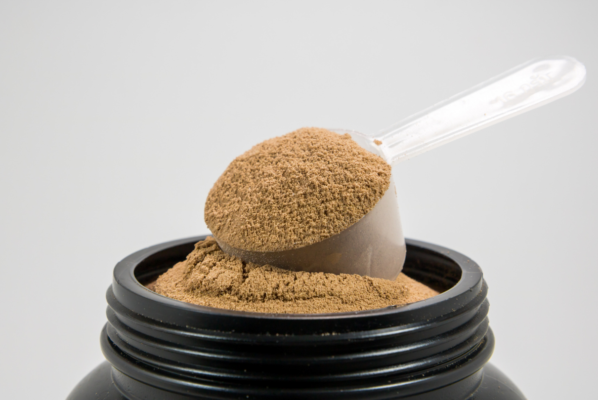 Pote até a boca com whey protein e scoop