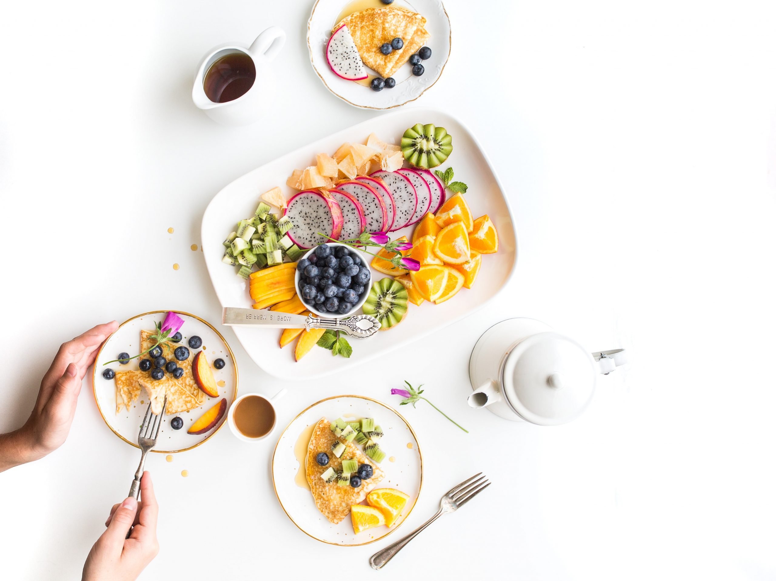 Café da manhã com frutas e chá