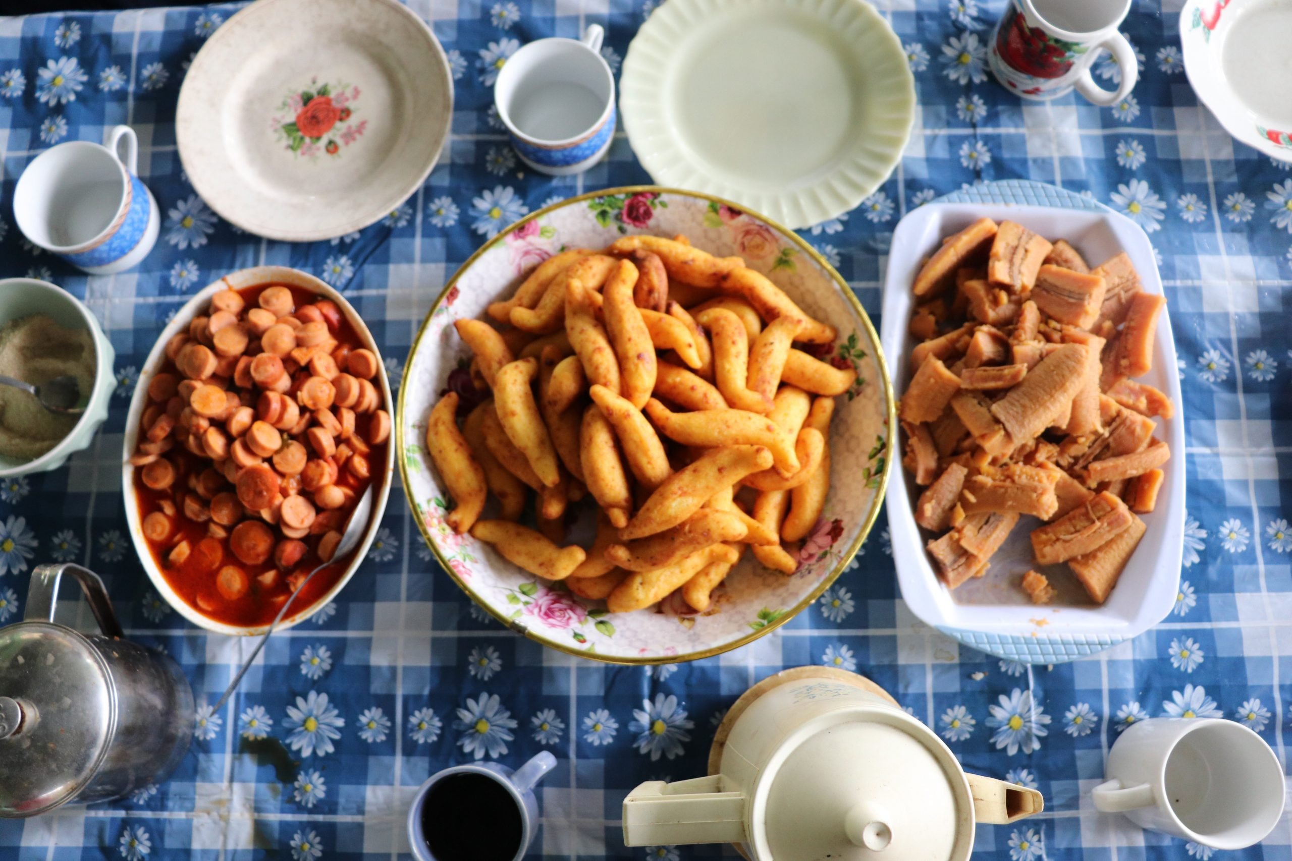 Pratos de comida em mesa posta