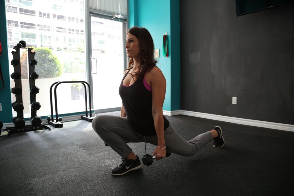 Mulher praticando exercícios físicos em casa