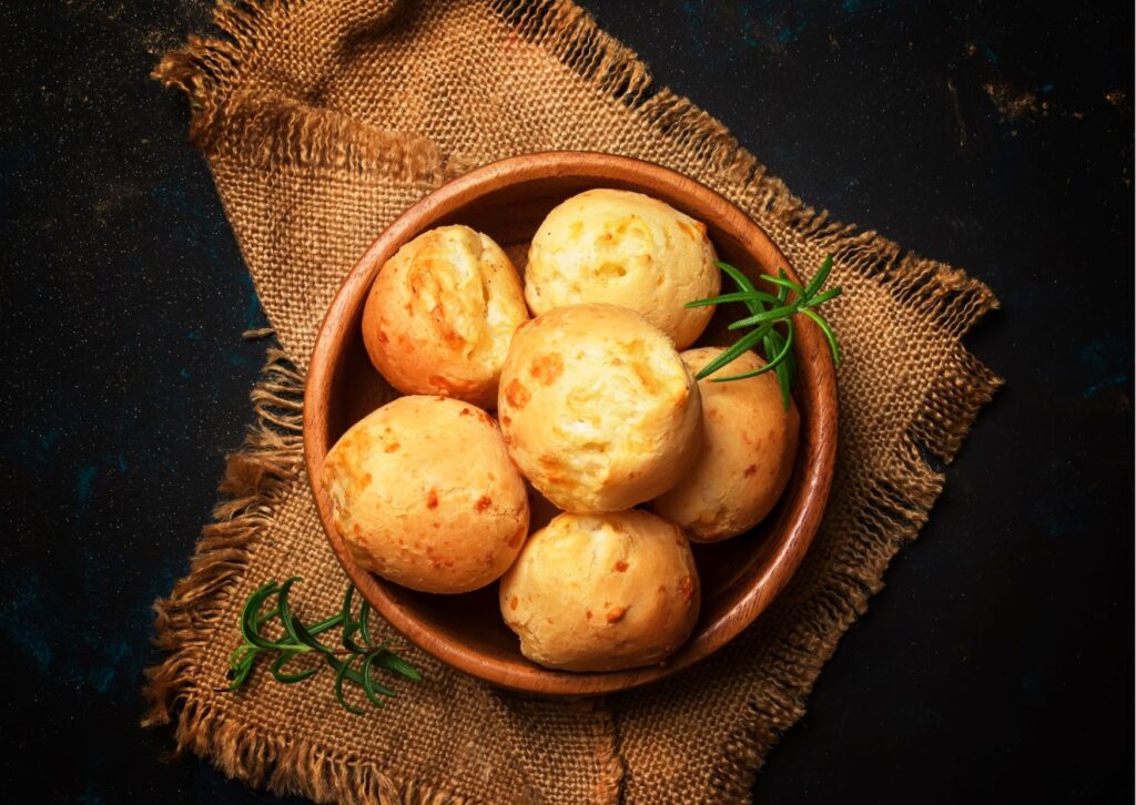Tigela com pães de queijo