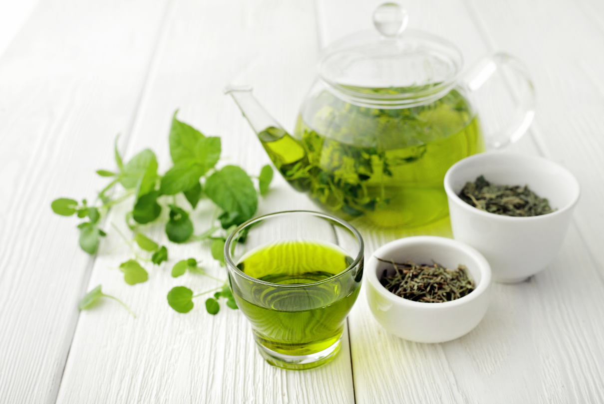 Chá verde no bule e na xícara