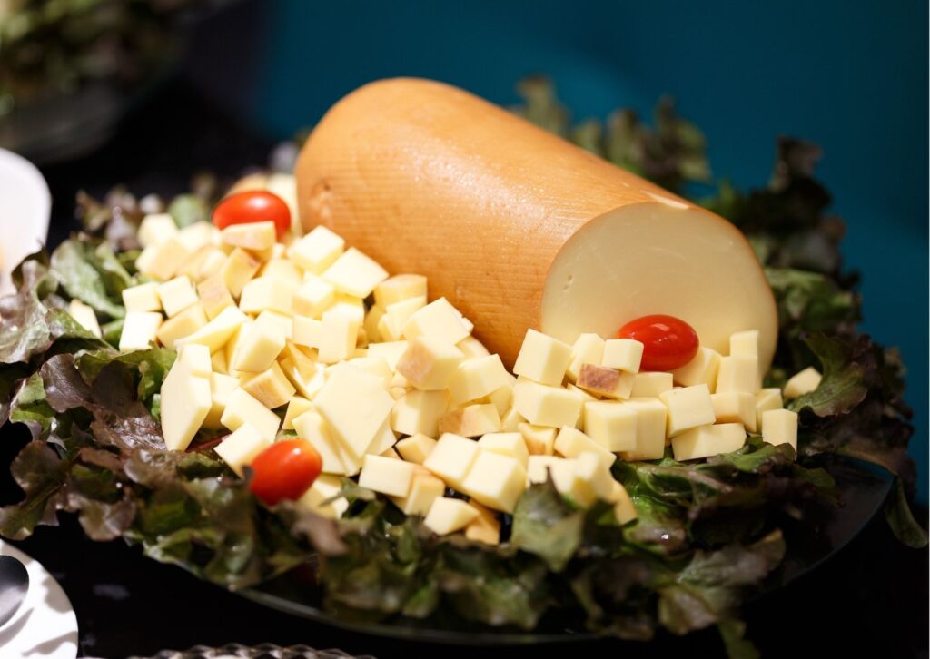 Queijo fresco com alguns tomates frescos sob uma tábua