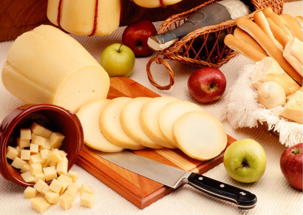 Tábua de frios com queijo gorgonzola e algumas frutas
