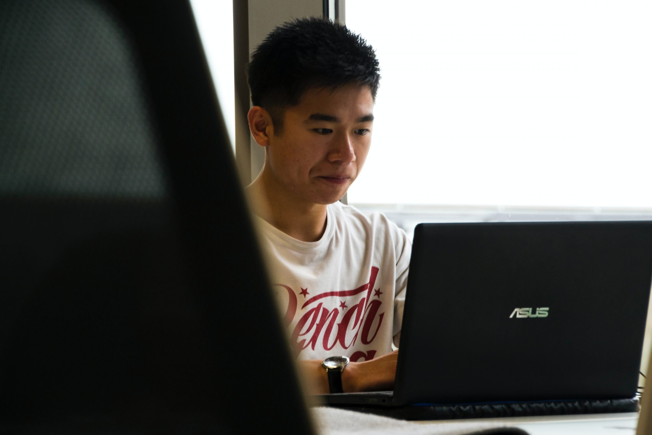 Menino no notebook