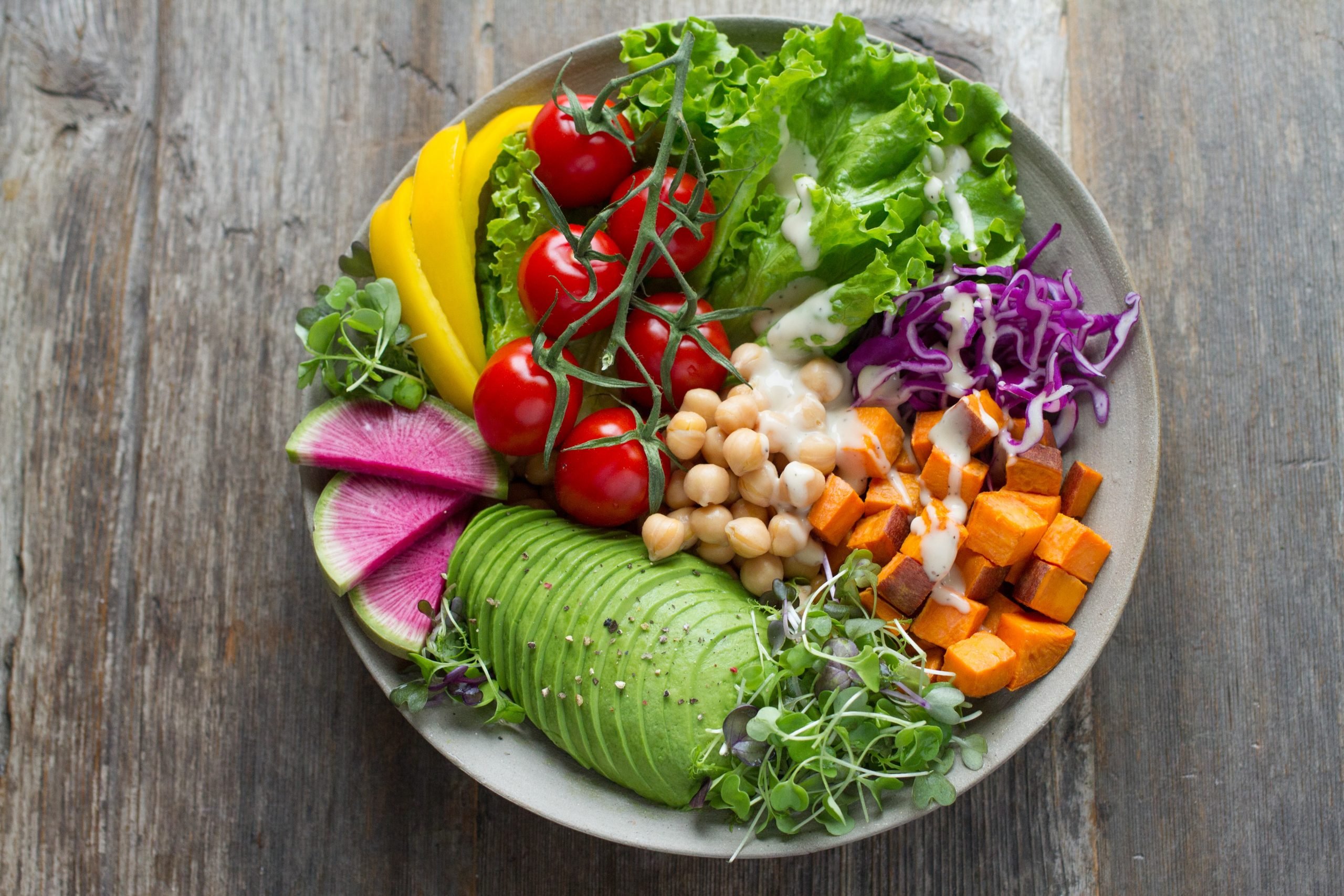Prato com verduras, frutas e legumes