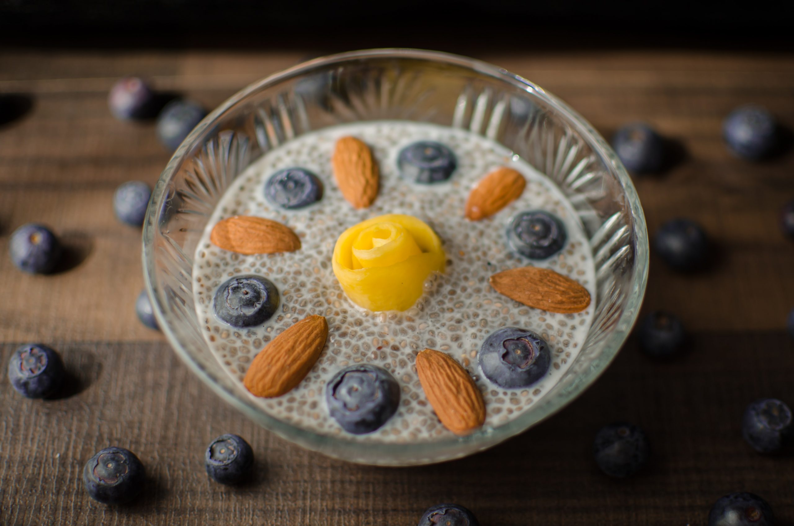 Tigela com creme, frutas e amêndoa