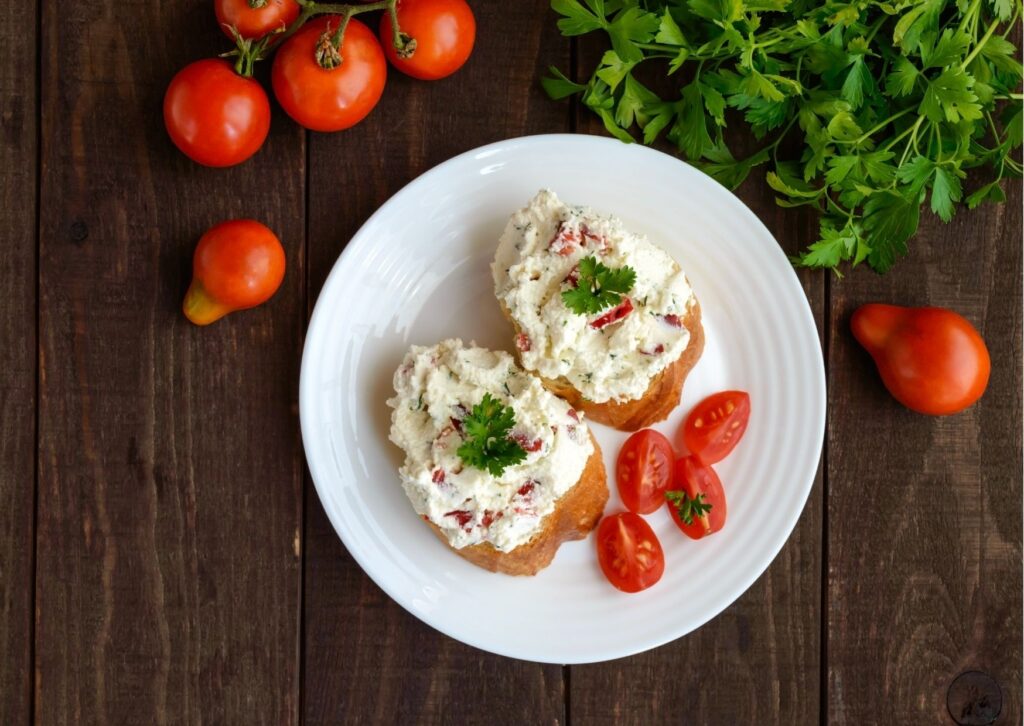 Prato branco com torradas recheadas com patê de queijo gorgonzola