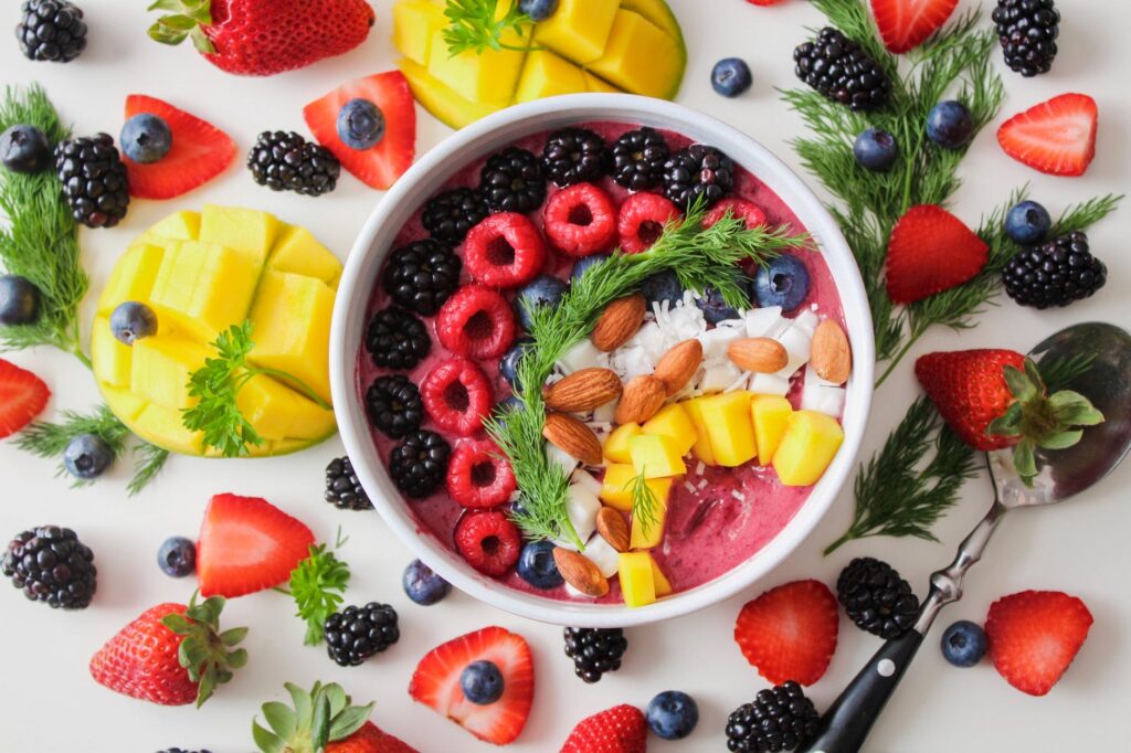 Frutas em cima da mesa e em tigela
