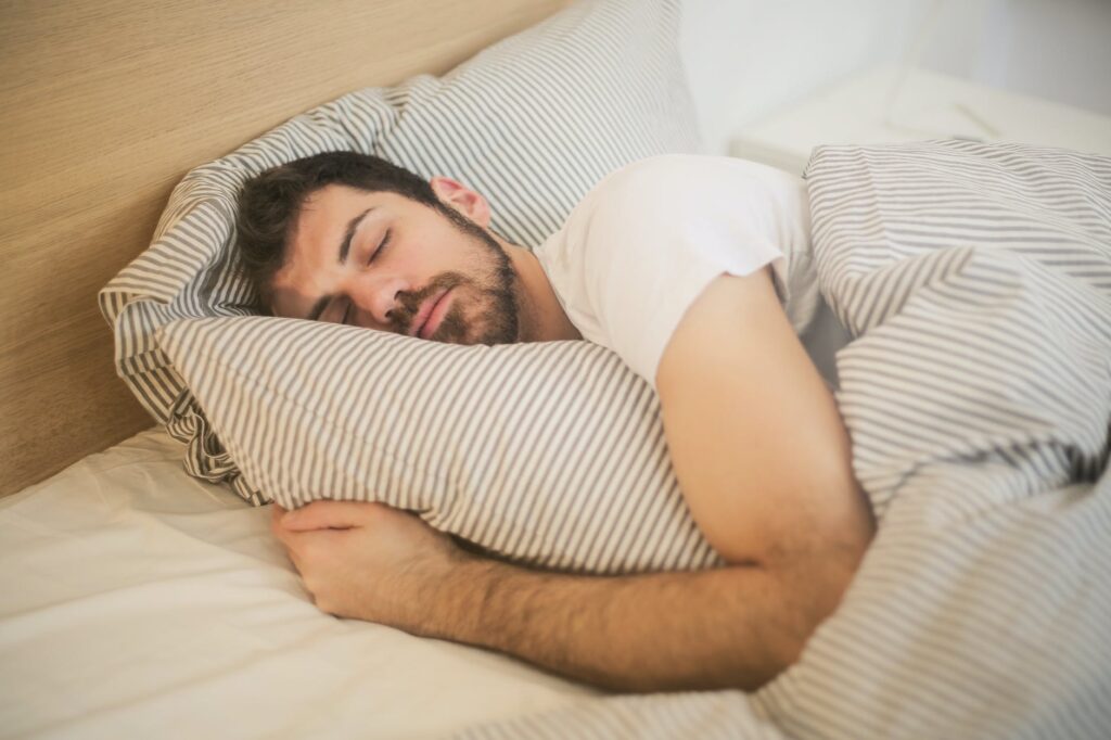 Homem dormindo em cama