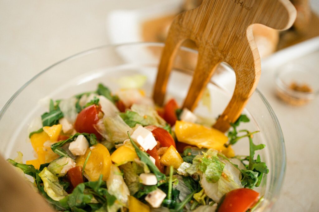 Prato de salada com garfo de pau