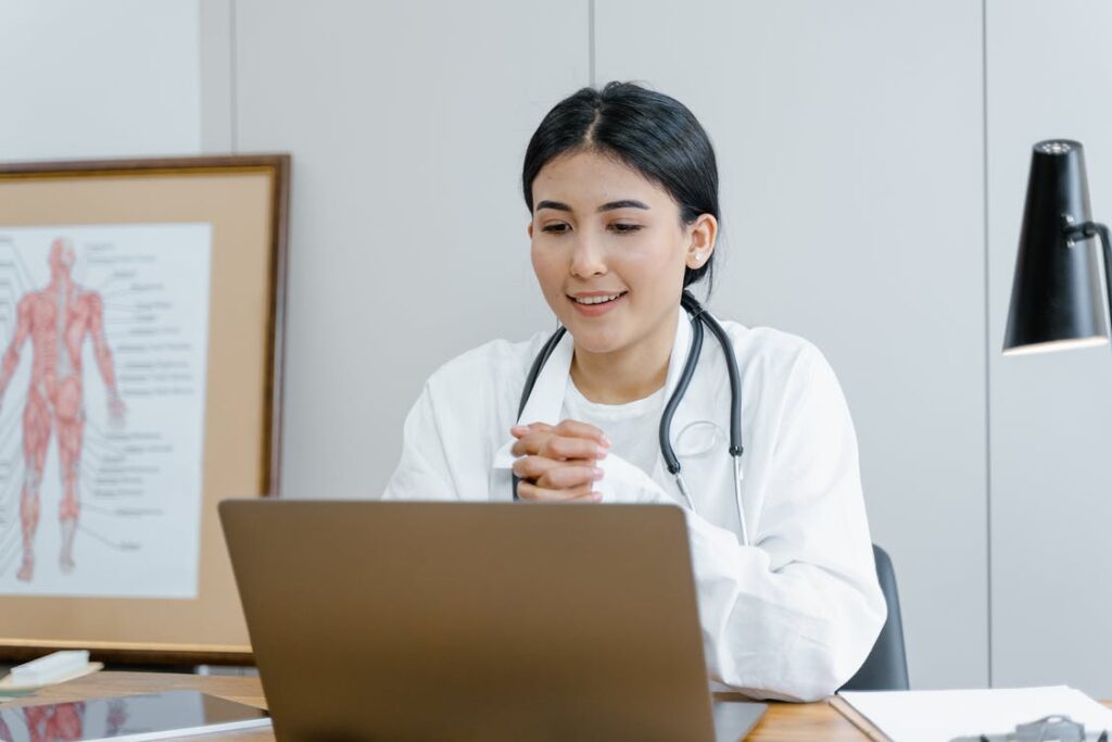 Médica fazendo consulta online em consultório