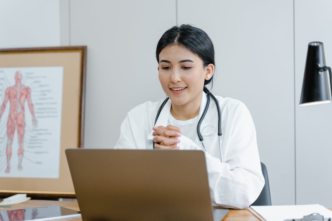 Médica fazendo consulta online em consultório