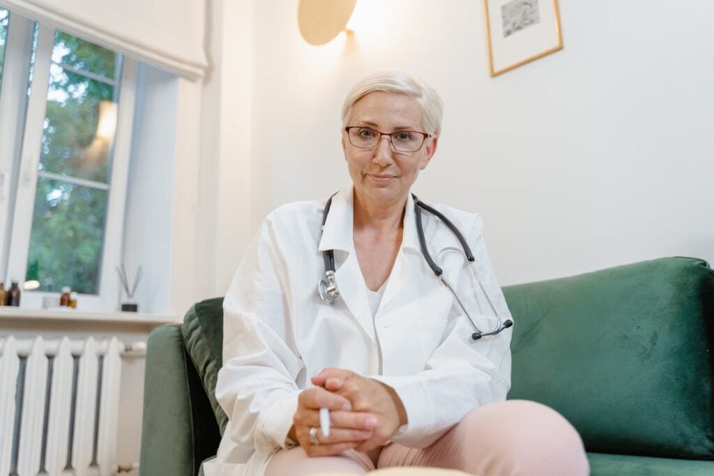 Médica em consultório